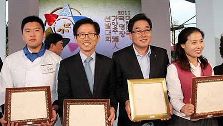 김문수 경기도지사가 양평 세미원에서 열린 떡 명장 선발대회에서 입상자들과 함께 상패를 들고 기념촬영하고 있다.