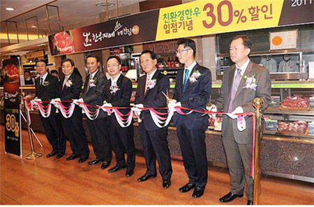 한일문 (주)한우지예 사장과 이철우 롯데백화점 사장 등이 1일 서울 롯데백화점 잠실점에서 한우지예 전문매장 개장식을 갖고 있다.