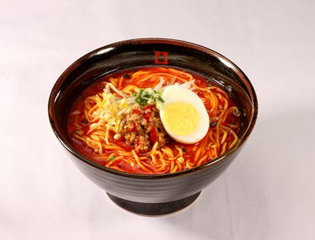 하코야 주력 메뉴 중 하나로 매콤한 육수가 시원한 '매운 라멘'. 1~3단계까지 매운맛을 선택할 수 있다.