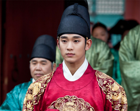 <MBC> 드라마 ‘해를 품은 달’에 출연중인 김수현은 쿠폰 미디어 코코펀이 20~30대 여성 417명을 대상으로 실시한 설문조사에서 화이트데이에 사탕을 받고 싶은 남자 연예인 1위에 뽑혔다. 사진:<MBC> ‘해를 품은 달’ 홈페이지.