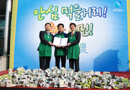 경기도 평택시 쌀 가공식품 생산업체인 미듬영농조합에서 13일 고유찬 스타벅스커피 코리아 영업담당 상무(오른쪽 첫 번째)와 김문수 경기도지사(가운데), 전대경 미듬영농조합법인 대표(왼쪽 첫 번째)는 ‘경기미’ 가공식품 판매 확대를 위한 협약을 맺었다.