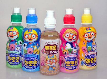 팔도는 21일 밀크, 딸기, 사과, 열대과일 4종의 기존 ‘귀여운내친구 뽀로로’ 브랜드 라인업에 ‘뽀로로 보리차’(사진 가운데)를 추가하면서 올해 170억원 이상의 매출을 올릴 계획이라고 전했다.