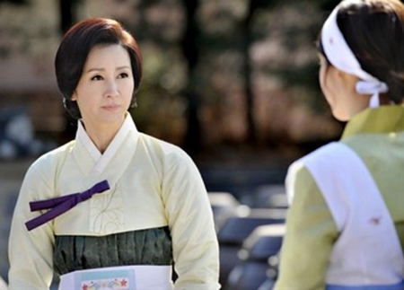<MBC> 드라마 ‘신들의 만찬’에서 한식 명장으로 출연중인 전인화가 최근 촬영된 패션 브랜드 ‘라젤로’ 화보를 통해 홈 파티 셰프로 변신했다고 패션그룹형지가 2일 전했다. MBC ‘신들의 만찬’ 홈페이지.