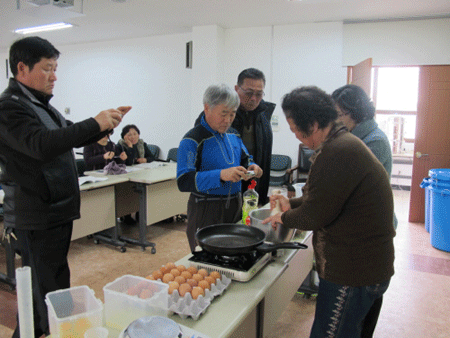 ▲유기농업 전문가 과정 교육을 하고 있다.