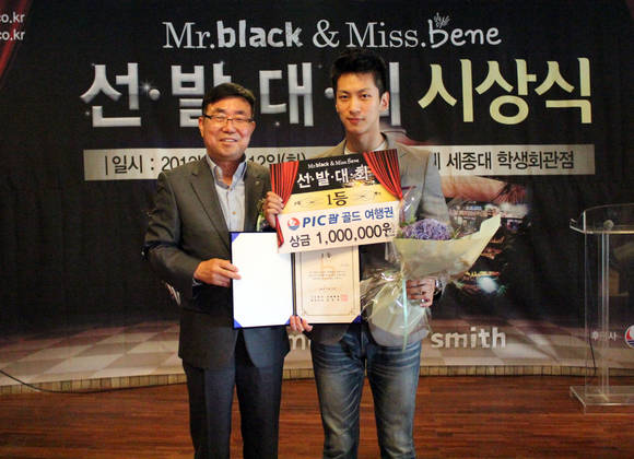 (사진)카페베네 김재일부회장(왼쪽)과 1위에 선전된 차경한씨