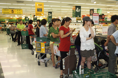 ▲ 증정품을 받기위해 줄을 서있는 고객들