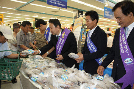 ▲고객들에게 증정품을 전달하는 오정규농식품차관,최병렬이마트사장,장경남한국원양산업협회장