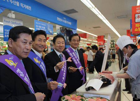 ▲박부인 동원산업사장 , 최병렬 이마트사장, 오정규 농식품부차관, 장경남 한국원양산업협회장(왼쪽부터)참치회를 시식하고 있다.