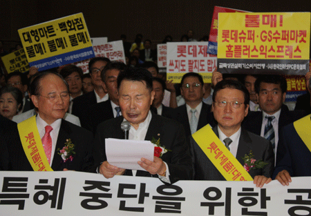 ▲오호석 소상공인연합회장이 출정선언문을 낭독하고 있다