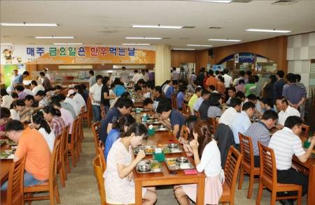 ▲태안군청 구내식당에서 '매주 금요일 한우 먹는 날'행사를 맞아 시식회를 가졌다