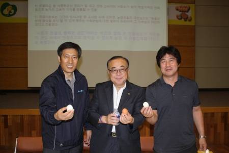 ▲주이석 동물방역부장, 박용호 검역검사본부장, 민상기 건국대학교 동물생명과학대학 교수(왼쪽부터)