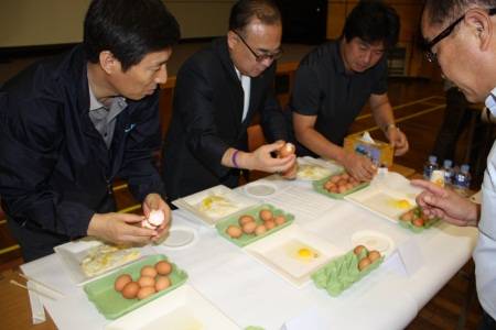▲주이석 동물방역부장, 박용호 검역검사본부장, 민상기 건국대학교 동물생명과학대학 교수(왼쪽부터)가 동물복지계란과 일반계란의 품질을 비교하고 있다