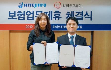 ▲하이트진로 신은주 상무(왼쪽)와 한화손해보험 이종철 상무(오른쪽)가 서울 청담동 하이트진로 본사에서 ‘안심귀가 보험서비스’ 협약을 체결했다