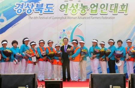 ▲김관용 경북도지사가 제6회 경북 여성농업인대회 수상자와 기념촬영을 하고 있다