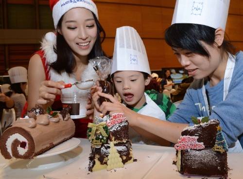 파리바게뜨는 삼성동 코엑스에서 진행중인 서울국제식품산업전 2012(Food Week 2012)에서 7일 하루동안 ‘크리스마스 쿠킹쇼’를 개최하고 파리바게뜨의 크리스마스 제품을 소비자들이 직접 만들어보는 행사를 가졌다.