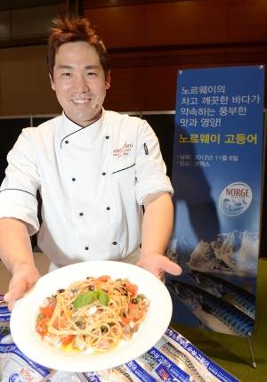 코엑스 D홀에서 얼린 ‘2012 서울 쿠킹쇼’에서 스타 셰프 샘 킴이 직접 만든 ‘노르웨이 고등어 파스타’요리를 선보이며 활짝 웃고 있다.