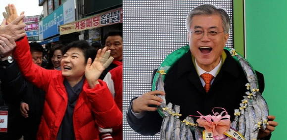 박근혜 후보가 부산 구포시장에서 상인과 하이파이브 하고 있다. / 문재인 후보가 포항 죽도시장 유세에서 한 지지자로부터 과메기 목걸이를 선물받고 있다.