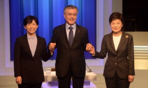 오른쪽부터 박근혜, 문재인, 이정희 대선후보가 4일 여의도 MBC스튜디오에서 첫 TV토론에 앞서 손을 잡고 포즈를 취하고 있다.