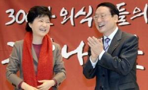 남상만 외식업중앙회 회장이 11월20일 기독교 연합회관에서 열린 '외식산업리더 연석회의'에 참석한 박근혜 새누리당 대선 후보에서 빨간 목도리를 선물하고 있다.