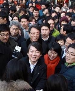안철수 전 후보가 서울 대학로 마로니에공원에서 문재인 후보 지원과 투표참여 활동을 벌이며 시민들과 인사를 나누고 있다.(사진: OhmyNews)