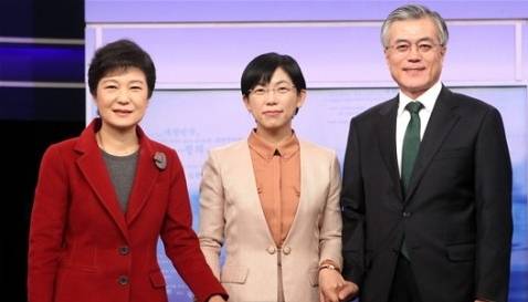 박근혜, 이정희, 문재인 후보(왼쪽부터)가 10일 서울 여의도 KBS에서 중앙선거관리위원회 주최로 열린 2차 TV토론을 위해 포즈를 취하고 있다.