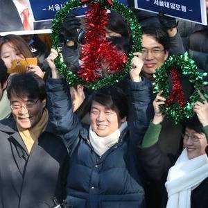 안철수 전 후보가 고려대 안암캠퍼스를 방문, 대학생 유권자들에게 투표참여를 독려하고 있다.