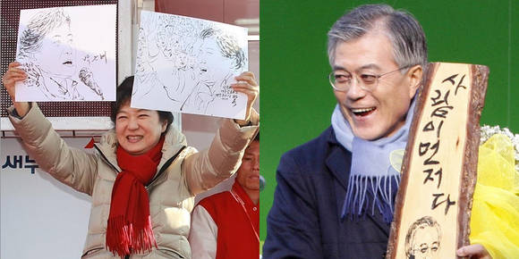 박근혜 후보가 경북 경주역 광장에서 열린 유세에서 한 지지자로부터 선물받은 자신의 캐리커쳐를 들어보이고 있다. / 문재인 후보가 충북 청주시 상당구 성안길 유세에서 시민으로부터 받은 목공예품을 웃으며 들어보이고 있다.