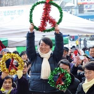 문재인 후보 지원 유세에 나선 안철수 전 후보가 강원 춘천시 풍물시장을 찾아 기표 도장 조형물을 들고 시민들에게 투표를 독려하고 있다.