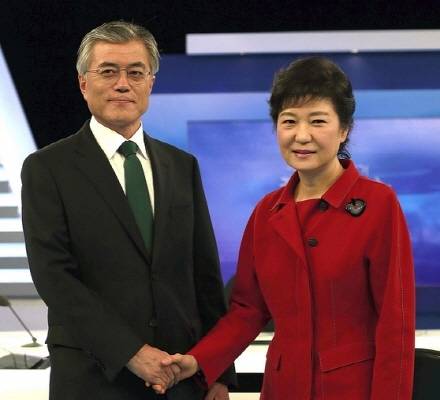 박근혜, 문재인 후보가 서울 여의도 KBS 스튜디오에서 중앙선관위 주최로 열린 제18대 대통령선거 후보자 3차 토론에 앞서 취재진을 향해 포즈를 취하고 있다.