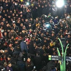 안철수 전 후보가 경기도 고양시 일산 웨스턴돔 앞에서 시민들을 만나 반드시 투표해 줄 것을 마이크 없이 육성으로 호소하고 있다.