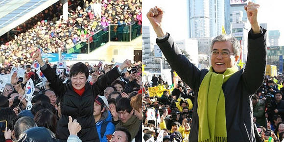 박근혜 후보가 부산역광장 유세에서 환호하는 유권자와 지지자들에게 손을 흔들며 인사하고 있다. / 문재인 후보가 서울역광장 유세에서 시민들에게 지지를 호소한 뒤 두 주먹을 불끈 쥔 채 지지자들에게 인사 하고 있다.