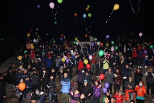 지난 1월 태안읍 백화산에서 열린 ‘해맞이 축제’에 참가한 주민과 관광객들이 풍선을 날리며 소망을 빌고 있다.