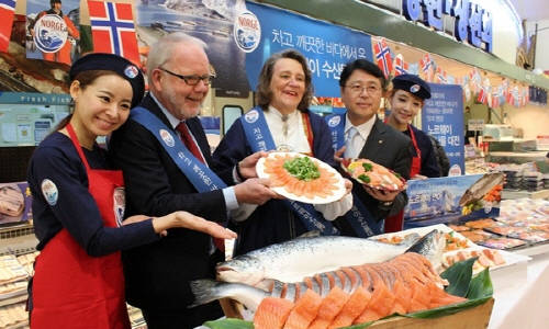 2012년 12월 서울역 롯데마트에서 진행된 '노르웨이 수산물 대전'에서 토르뵨 홀테 노르웨이 대사 내외가 참석해 노르웨이산 연어를 선보이고 있다.