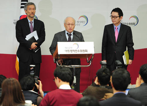 김용준 인수위원장이 15일 서울 종로구 삼청동 한국금융연수원 내 대통령직 인수위원회에서 정부조직개편에 대해 발표를 하고 있다.