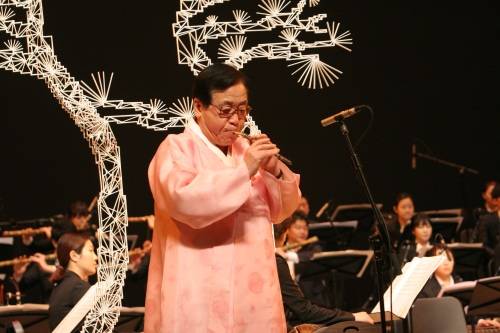 제6회대보름명인전 24일공연에서 정재국명인이 피리협주곡'자진한잎'을 연주하고있다.