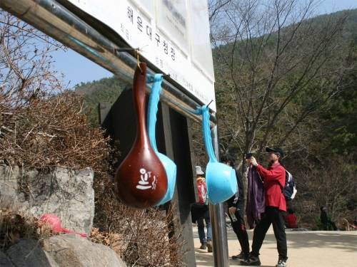 대선주조가 지난 주말 부산시내 101곳의 약수터에 설치한 즐거워예 위생 바가지