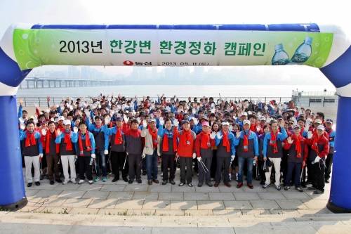 지난 11일, 농심 임직원 400여명이 선유도공원에서 흑석동에 이르는 9km 구간에서 쓰레기 줍기 자원봉사활동을 벌였다.