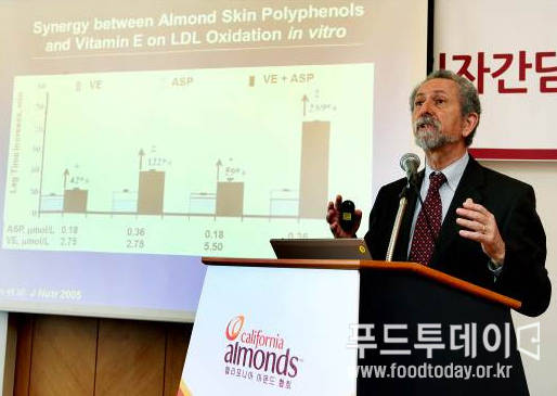 7일 캘리포니아 아몬드 협회 기자간담회에서 미국 터프츠 대학의 제프리 블룸버그(Dr. Jeffery B. Blumberg) 박사가 아몬드에 풍부하게 함유된 알파-토코페롤 비타민E에 대해 설명하고 있다.
