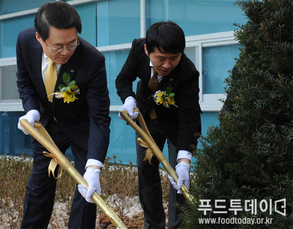 김재수 aT사장(왼쪽), 이선우 aT 노조위원장(오른쪽)이 기념식수를 하고 있다