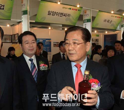 수출 목표 300억 기념식에 참석한 박준영 도지사