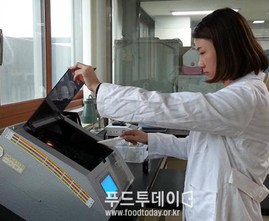 쌀품질분석실 연구원이 여주살 품질을 검사하고 있다.