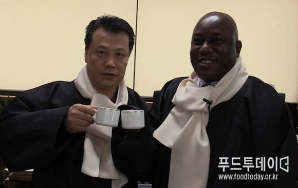 코트디브아르 실베스트르 쿠아씨빌레 대사와 푸드투데이 황창연 발행인(좌)이 코트디브아르 커피를 마시고 있다. 지난 주말(11일) 황창연 푸드투데이 발행인과 진향자 한복진흥회장은 갑오년 새해를 맞아 한국 전통 문화를 알리기 위해 실베스트르 쿠아씨빌레 대사에게 직접 만든 한복과 명인이 담근 김치를 전달했다.