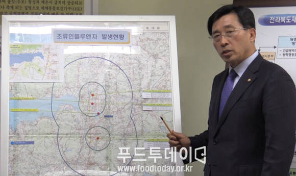 김춘진 의원이 방역망에 대해 설명하고 있다.