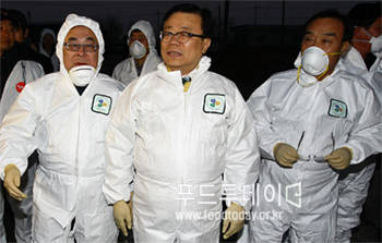 (좌측부터)박용호 농림축산검역본부장, 이동필 농림축산식품부장관, 이강수 고창군수