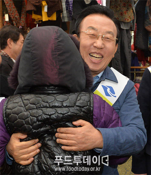 김관용 경남도지사에게 시장에 방문한 도민이 달려가 안겼다.