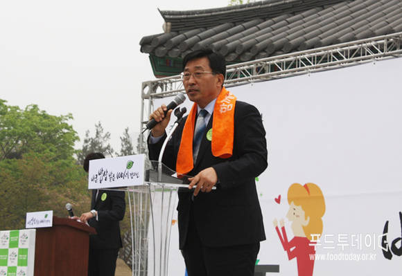 김춘진 의원이 축사를 하고 있다.