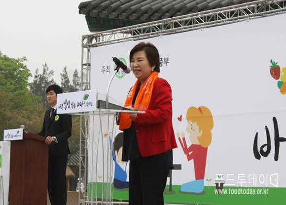 윤명희 의원이 축사를 하고 있다.