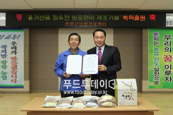 왼쪽부터 오용균, 윤명혁 소장