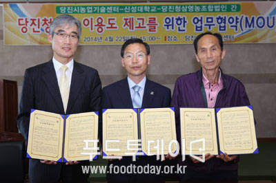 협약식 체결 사진 (왼쪽부터 고영주 산학협력단장, 방상만 농업기술센터소장, 서흥석 영농조합법인 대표)