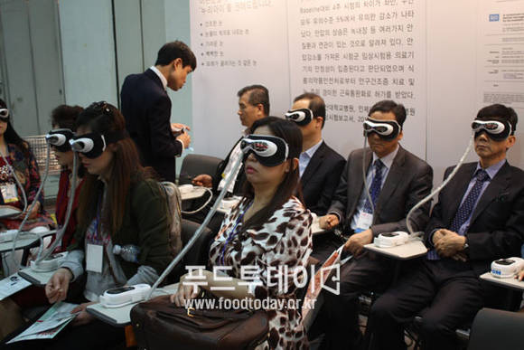관람객들이 누리아이를 체험중이다